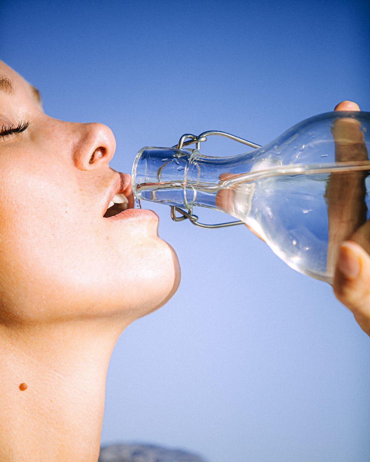 Summer Heat, Dehydration, and Back Pain: The Connection Most People Miss Summer Heat, Dehydration, and Back Pain: The Connection Most People Miss